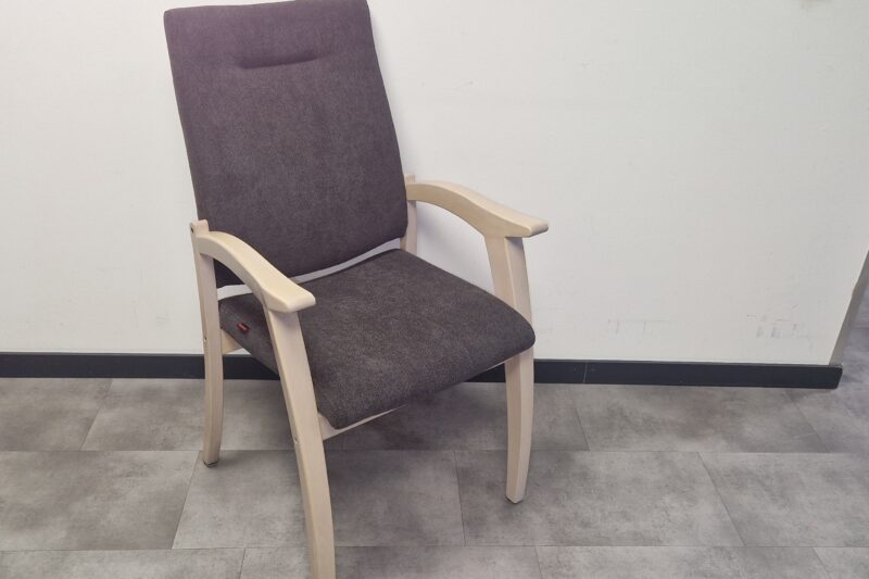 eetkamerstoel met ergonomische rugleuning voor senioren