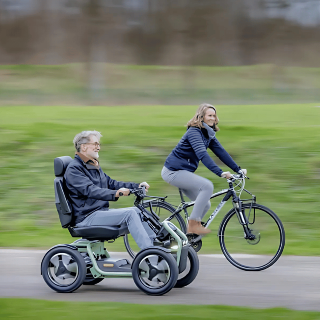 samen fietsen met de scootmobiel