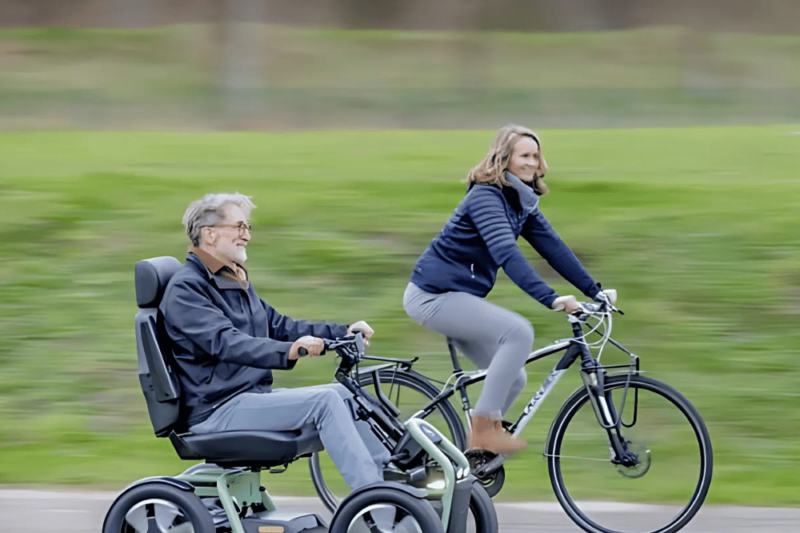 samen fietsen met de scootmobiel