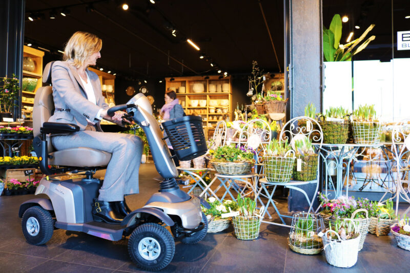 kleine scootmobiel in winkel