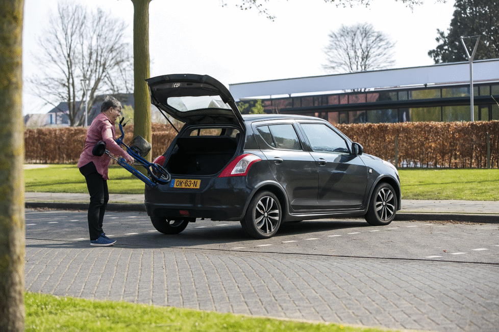 opvouwbare loopfiets in de auto doen