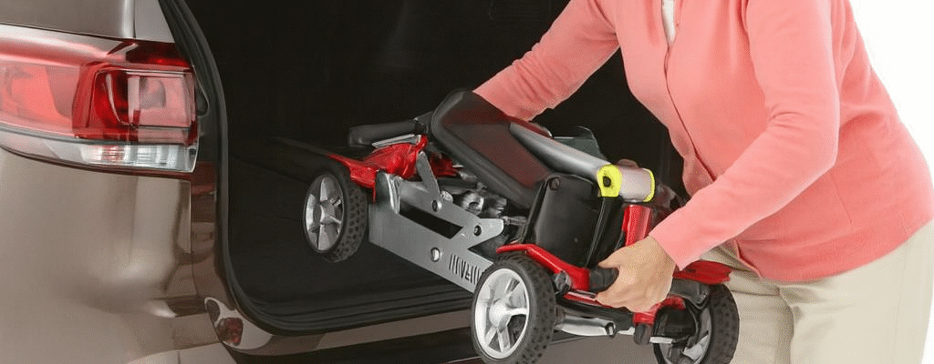 kleine scootmobiel in de auto tillen