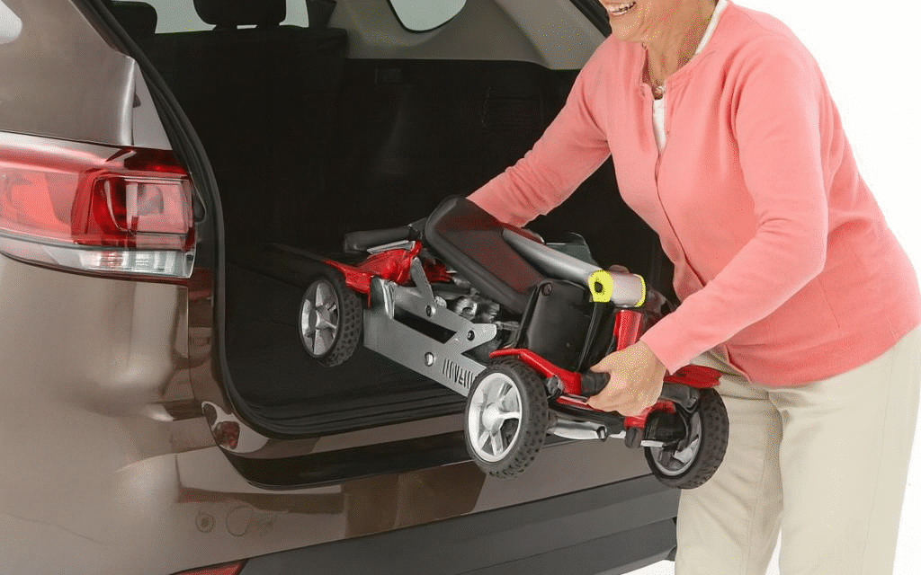 kleine scootmobiel in de auto tillen